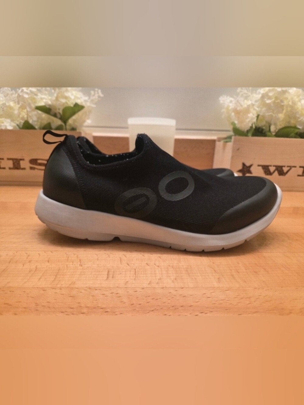 OOFOS OOmg Sport Low Recovery Shoes Black/White Womens Size 9.5